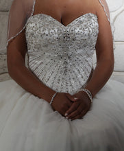 Load image into Gallery viewer, Fiore Coutre &#39;Princess&#39; size 14 sample wedding dress front view on bride
