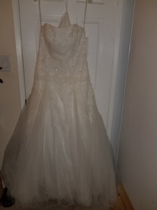 David's Bridal 'Strapless Tulle A-line' size 12 new wedding dress front view on hanger