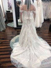 Load image into Gallery viewer, Essense of Australia &#39;Tulle and Lace elegance &#39; wedding dress size-16 NEW

