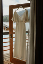 Load image into Gallery viewer, Sarah Seven &#39;Kennedy&#39; wedding dress size-04 PREOWNED
