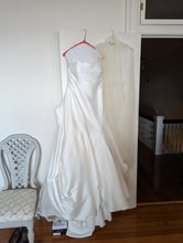 Load image into Gallery viewer, Élysée &#39;Seraphine&#39; wedding dress size-16 PREOWNED
