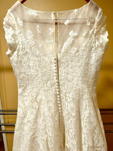 Load image into Gallery viewer, Oleg Cassini &#39;8CMK513&#39; wedding dress size-16 PREOWNED
