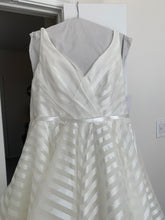 Load image into Gallery viewer, Hayley Paige &#39;Decklyn&#39; size 16 new wedding dress front view close up
