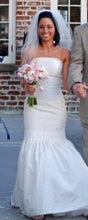 Load image into Gallery viewer, Anne Barge &#39;La Fleur LF 132x&#39; wedding dress size-02 PREOWNED
