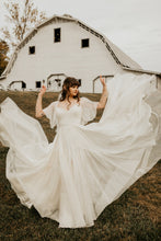 Load image into Gallery viewer, Leanne Marshall &#39;Montana&#39; wedding dress size-00 PREOWNED
