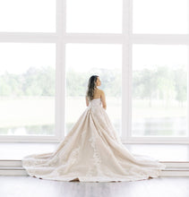 Load image into Gallery viewer, Maggie Sottero &#39;1510NORVINIA&#39; wedding dress size-06 PREOWNED
