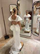 Load image into Gallery viewer, Helen O&#39;Connor &#39;Treasured Gown&#39; wedding dress size-06 SAMPLE

