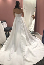 Load image into Gallery viewer, L&#39;Amore &#39;Unknown &#39; wedding dress size-04 NEW
