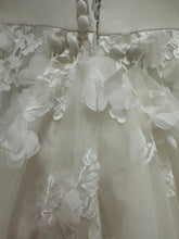 Load image into Gallery viewer, Martina Liana &#39;1376&#39; wedding dress size-06 PREOWNED
