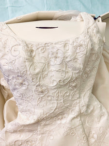 Oleg Cassini 'A Line tank scoop neckline with Embroidery on organza overlay ' wedding dress size-04 PREOWNED