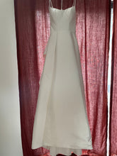 Load image into Gallery viewer, Essense of Australia &#39;D3460&#39; wedding dress size-04 NEW
