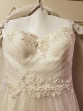 Load image into Gallery viewer, David&#39;s Bridal &#39;Strapless Tulle&#39; size 2 new wedding dress front view close up
