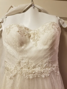 David's Bridal 'Strapless Tulle' size 2 new wedding dress front view close up