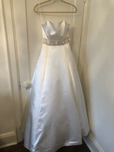 Load image into Gallery viewer, Demetrios &#39;Ilissa&#39; wedding dress size-06 PREOWNED
