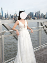 Load image into Gallery viewer, Studio Levana &#39;Daisy&#39; wedding dress size-02 PREOWNED

