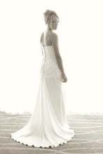 Load image into Gallery viewer, Yvonne de la Vega  &#39;Custom&#39; wedding dress size-04 PREOWNED
