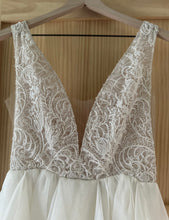 Load image into Gallery viewer, Sarah Seven &#39;NONKO&#39; wedding dress size-06 PREOWNED
