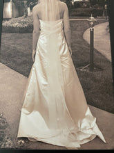 Load image into Gallery viewer, Vera Wang &#39;Marszczenie 11123&#39; wedding dress size-04 PREOWNED
