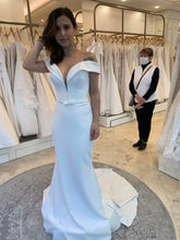 Load image into Gallery viewer, Neta Dover Haute Couture &#39;Adela &#39; wedding dress size-06 NEW
