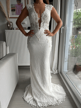 Load image into Gallery viewer, BERTA &#39;14-20&#39; wedding dress size-06 PREOWNED

