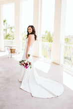 Load image into Gallery viewer, Ines Di Santo &#39;&#39;Cara&#39;&#39; wedding dress size-04 PREOWNED
