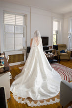 Load image into Gallery viewer, JCH Couture  &#39;M5848&#39; wedding dress size-06 PREOWNED
