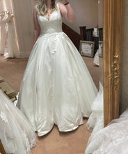 Load image into Gallery viewer, Allure Bridals &#39;Dasha E204&#39; wedding dress size-08 NEW
