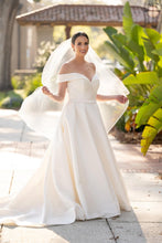 Load image into Gallery viewer, Essense of Australia &#39;d3232&#39; wedding dress size-06 PREOWNED

