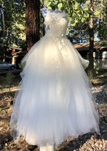 Load image into Gallery viewer, Chic Nostalgia &#39;Bea&#39; wedding dress size-06 PREOWNED
