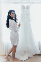 Load image into Gallery viewer, Delux Bridal  &#39;Ball down &#39; wedding dress size-04 PREOWNED
