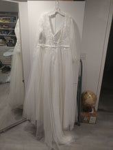 Load image into Gallery viewer, David&#39;s Bridal &#39;Long Sleeved&#39; size 20 new wedding dress back view on hanger
