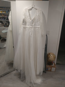 David's Bridal 'Long Sleeved' size 20 new wedding dress back view on hanger