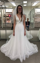 Load image into Gallery viewer, Galina Signature &#39;SV821&#39; wedding dress size-02 PREOWNED
