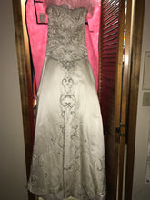 Load image into Gallery viewer, Eve of Milady &#39;4160&#39; size 2 new wedding dress front view on hanger
