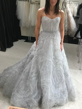 Load image into Gallery viewer, Jim Hjelm &#39;8760&#39; size 2 sample wedding dress front view on bride
