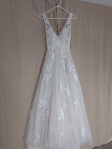 Maggie Sottero 'Meryl Lynette' size 0 used wedding dress front view on hanger