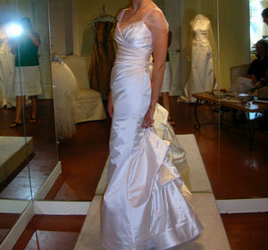 Vera Wang 'VWG-2G155' size 4 used wedding dress side view on bride