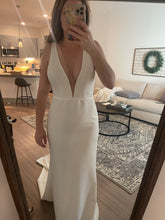 Load image into Gallery viewer, Made With Love &#39;Lucy V2&#39; wedding dress size-08 SAMPLE
