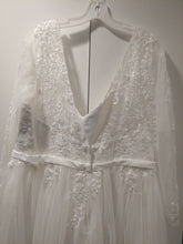 Load image into Gallery viewer, David&#39;s Bridal &#39;Long Sleeved&#39; size 20 new wedding dress back view close up
