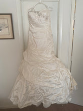 Load image into Gallery viewer, JUSTIN ALEXANDER &#39;8513&#39; wedding dress size-08 PREOWNED
