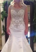 Load image into Gallery viewer, Casablanca &#39;2141&#39; size 6 new wedding dress front view on bride
