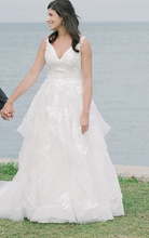 Load image into Gallery viewer, Kitty Chen &#39;Tara&#39; wedding dress size-04 PREOWNED

