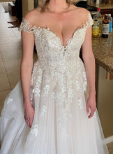 Load image into Gallery viewer, Essense of Australia &#39;D2603&#39; wedding dress size-06 PREOWNED
