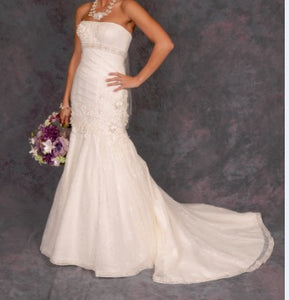 Oleg Cassini '7CWG377' size 0 used wedding dress front view on bride