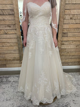 Load image into Gallery viewer, Stella York &#39;6563&#39; wedding dress size-10 PREOWNED

