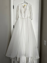 Load image into Gallery viewer, Symphony of Venus &#39;TB7804&#39; wedding dress size-20 NEW
