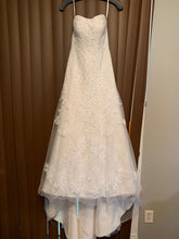 Load image into Gallery viewer, David&#39;s Bridal &#39;Jewel WG3755&#39; size 00 used wedding dress front view on hanger
