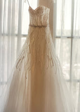 Load image into Gallery viewer, Monique Lhuillier &#39;Candy&#39; wedding dress size-04 PREOWNED
