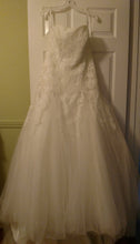 Load image into Gallery viewer, David&#39;s Bridal &#39;Strapless Tulle&#39; size 12 new wedding dress front view on hanger
