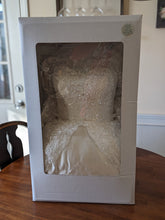 Load image into Gallery viewer, Mary&#39;s Designer Bridal Boutique &#39;Unknown&#39; wedding dress size-06 PREOWNED
